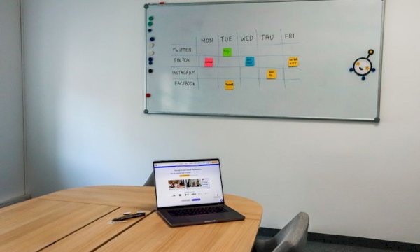 How does meeting room scheduling software reduce workplace conflict and scheduling overlaps?