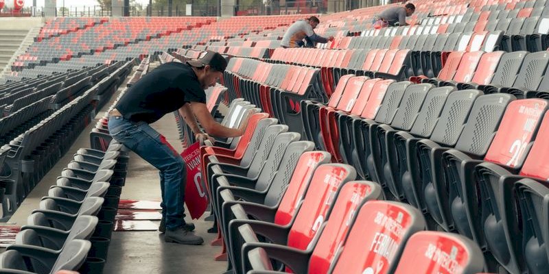 Can WooCommerce handle real-time ticket availability for assigned seating?