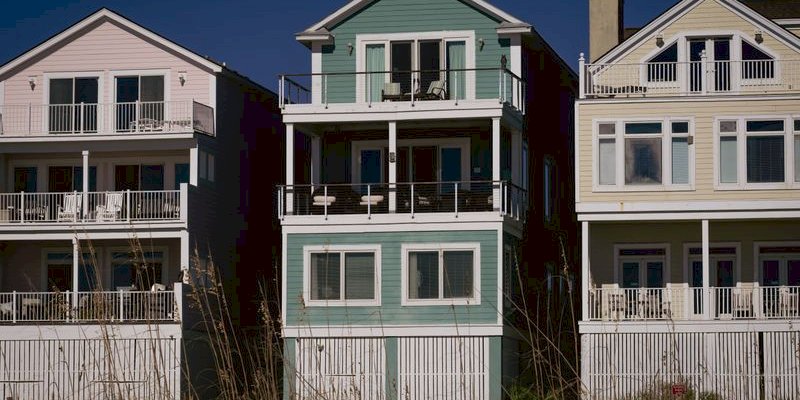What are the best free WordPress plugins for vacation rental property bookings?