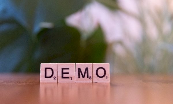 Which WordPress appointment scheduling plugin offers real-time availability sync?