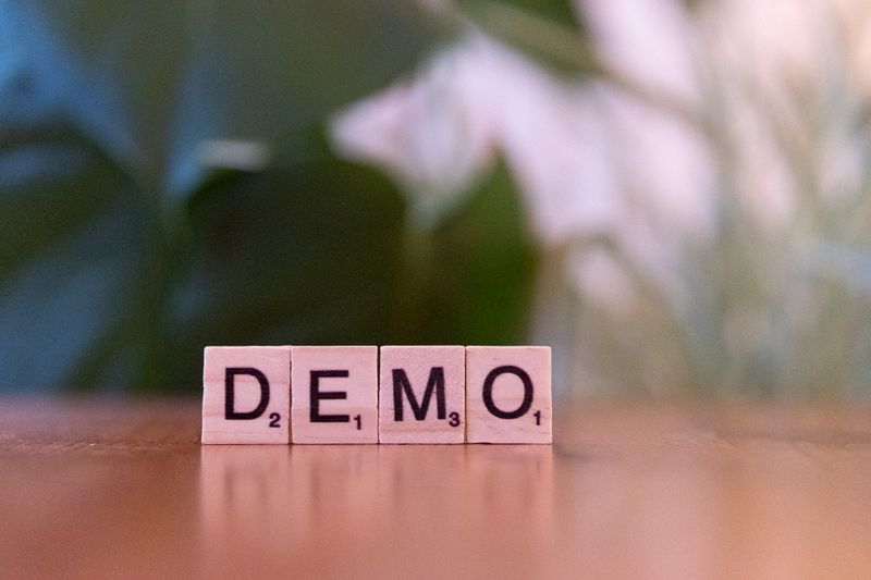 Which WordPress appointment scheduling plugin offers real-time availability sync?