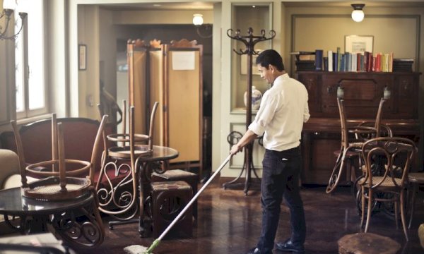Which WordPress plugins support real-time pricing calculations for professional cleaning services?