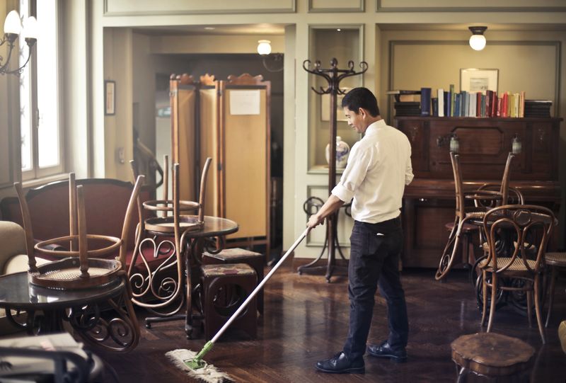 Which WordPress plugins support real-time pricing calculations for professional cleaning services?