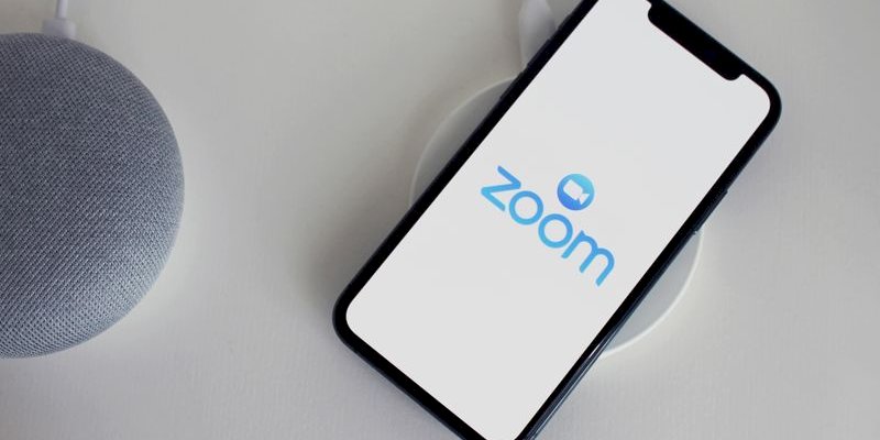 What are the steps to add dynamic Zoom meeting IDs to WooCommerce booking confirmations?