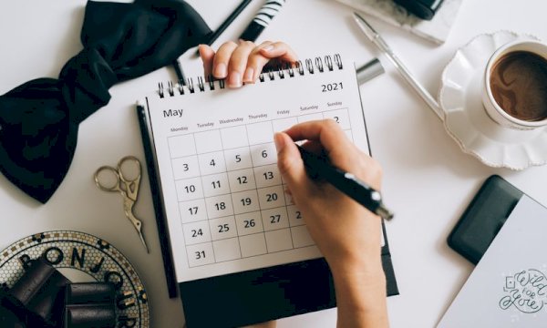 How to set up recurring appointment reminders in a salon booking calendar?