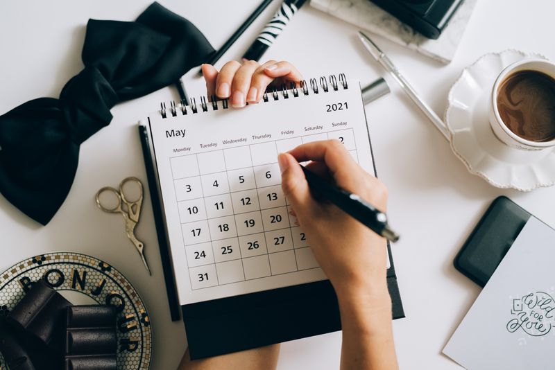 How to set up recurring appointment reminders in a salon booking calendar?