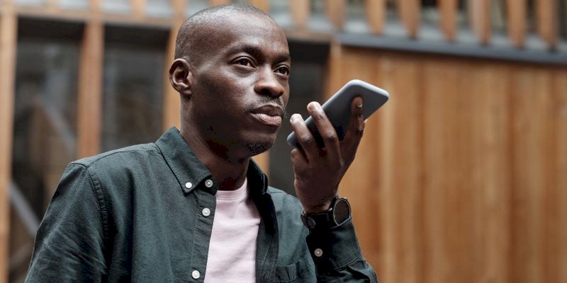 How do voice search queries differ from traditional text-based search patterns?