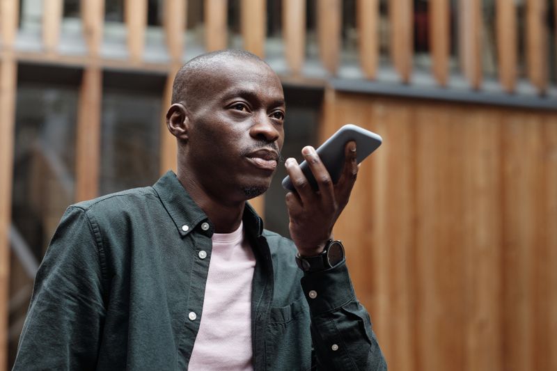 How do voice search queries differ from traditional text-based search patterns?