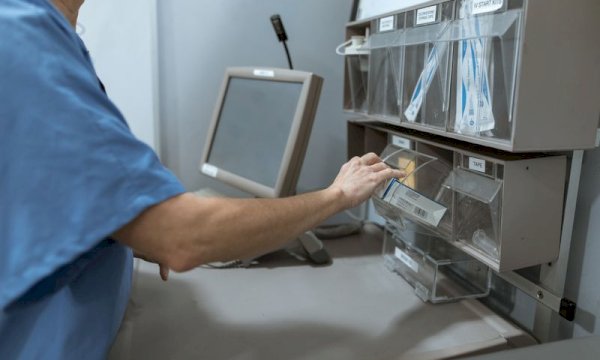 How to configure a responsive booking form using a free WordPress theme for medical or beauty practices?