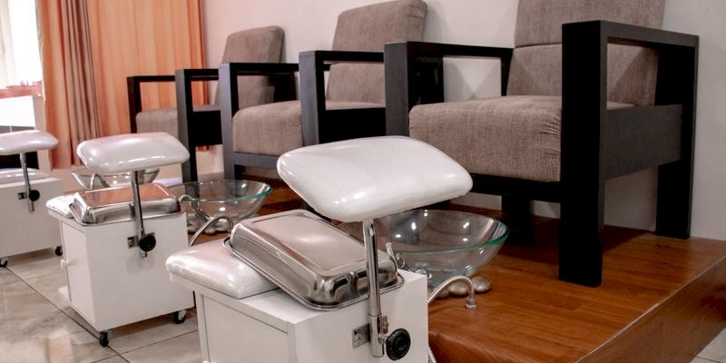 Why are nail salon owners shifting to mobile-first booking apps for client appointments?