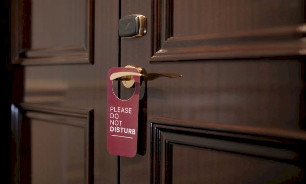 Is there a WordPress hotel booking plugin that offers automated email confirmations and guest management?