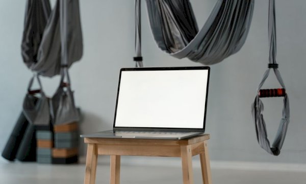 Which yoga class booking plugin for WordPress supports recurring payments and automated waitlists?