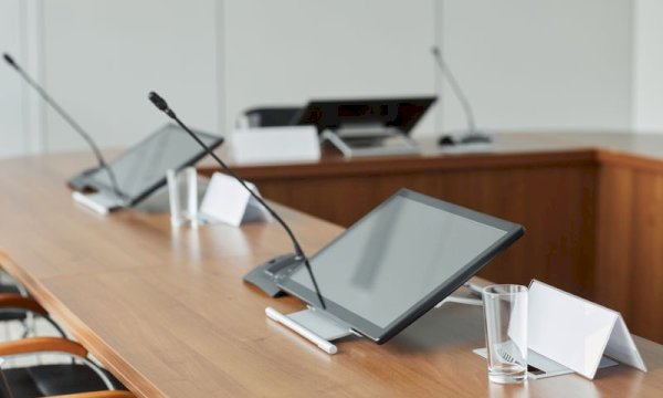 Which WordPress plugins allow for recurring meeting room reservations and payment integration?