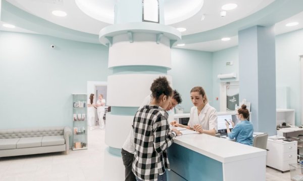 What are the best free WordPress plugins for scheduling appointments and managing staff calendars?