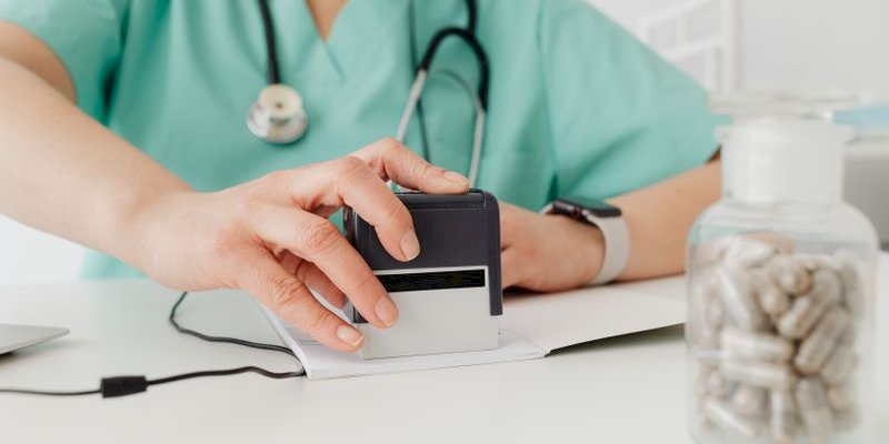 Can WordPress medical scheduling plugins sync directly with Google Calendar for clinic staff?