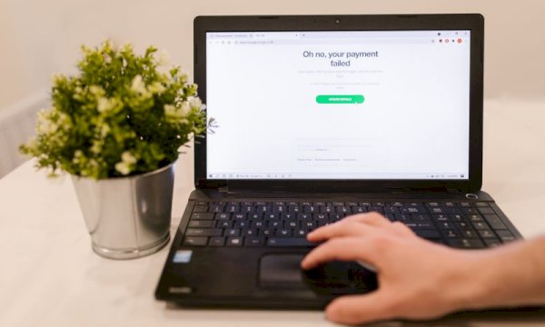 What are the specific steps to modify a booking online without incurring a cancellation fee?