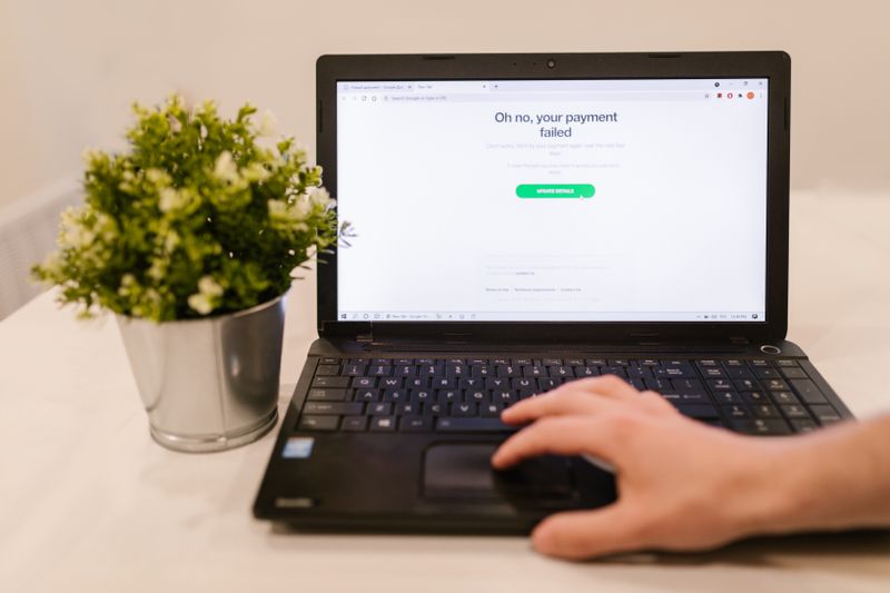 What are the specific steps to modify a booking online without incurring a cancellation fee?