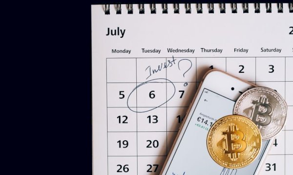 How does using a free online booking calendar reduce scheduling conflicts?