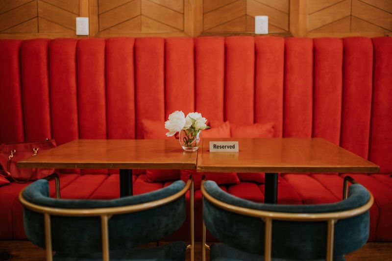 Which WordPress plugins allow real-time table booking for restaurants?